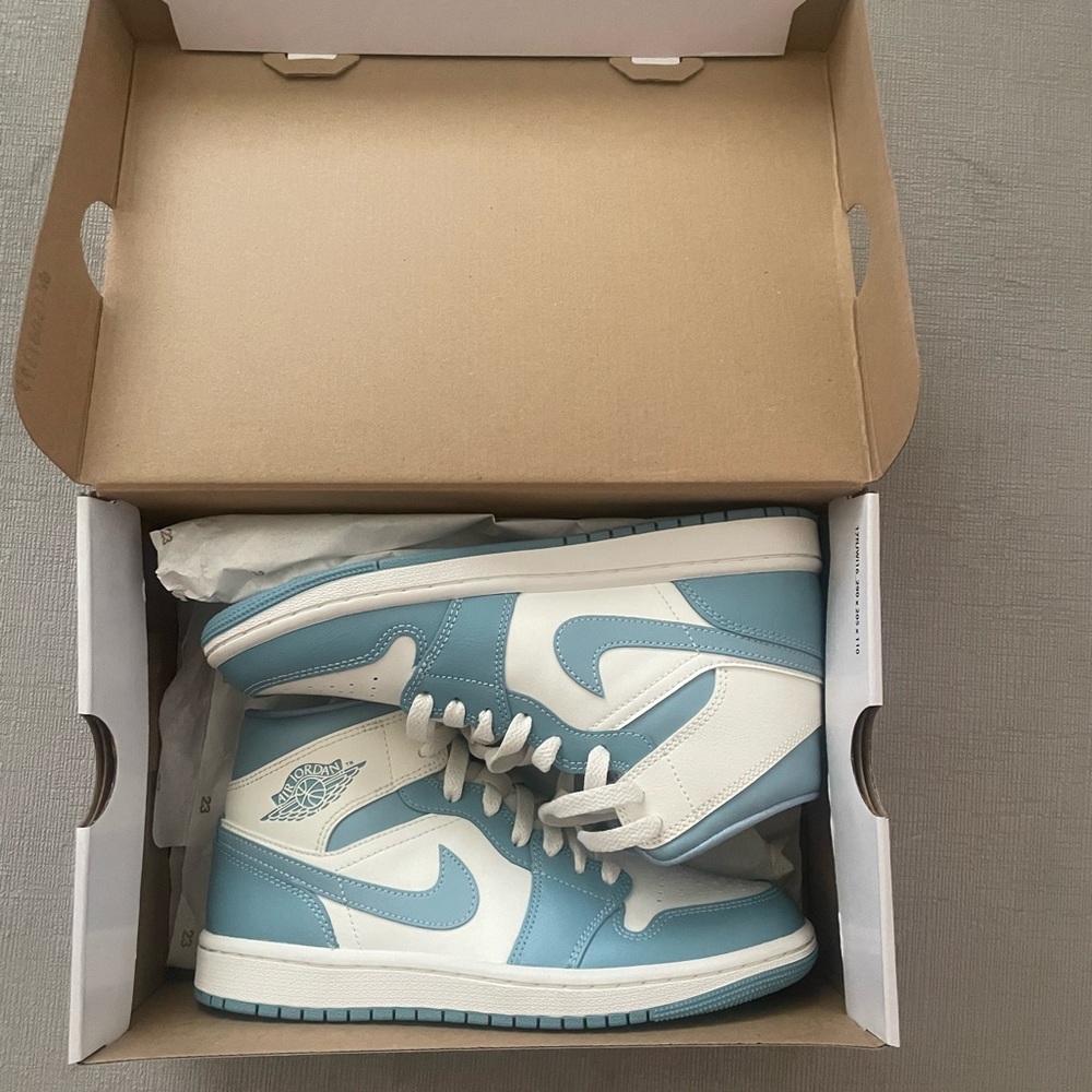 Women’s Air Jordan 1 Mid ‘University Blue’ SIZE 7